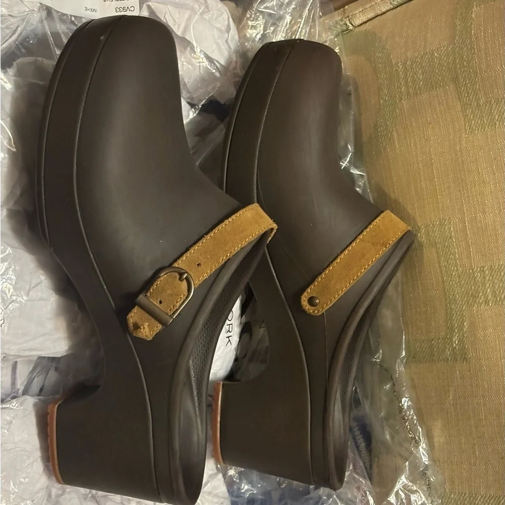 Crocs Sarah clogs in a brown color with a tan suede leather strap - Picture 6 of 8